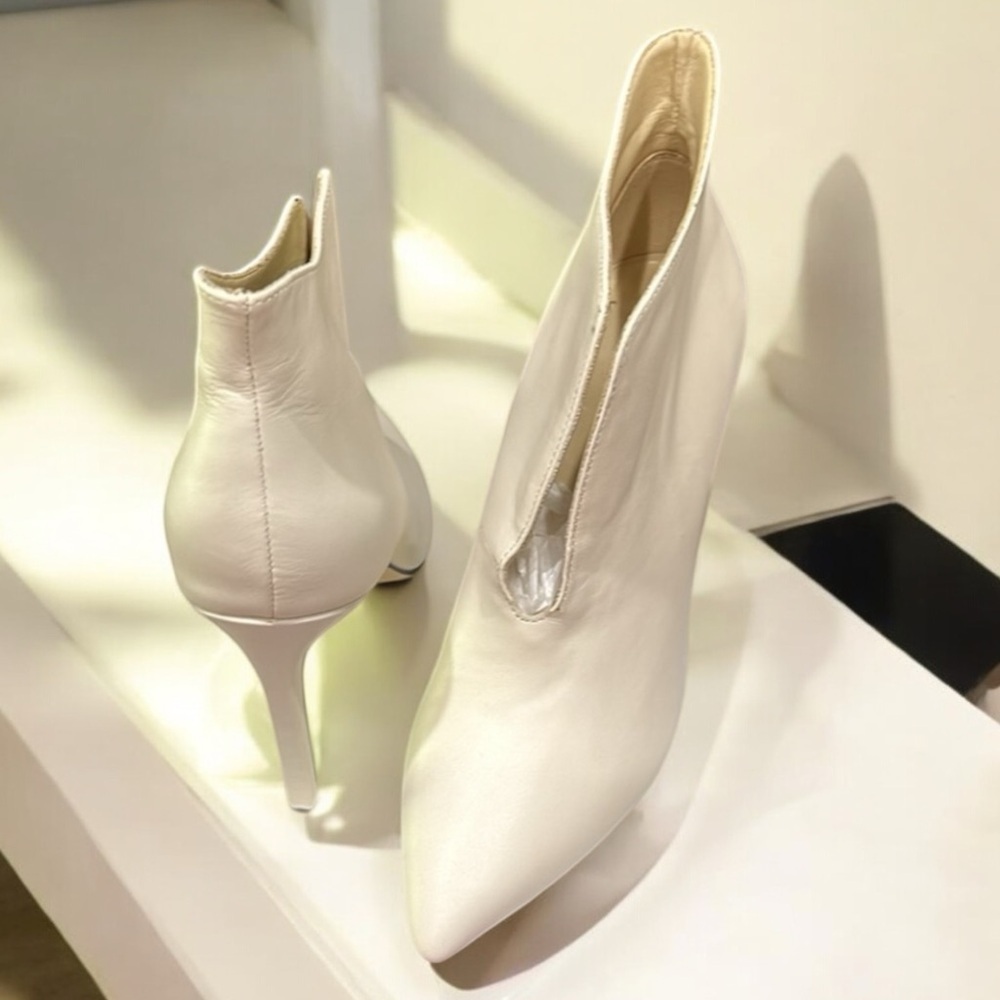 NEW Nine West ‘Tila’ dress Split V Cut ankle boot leather Ivory pointed toe Sz 9